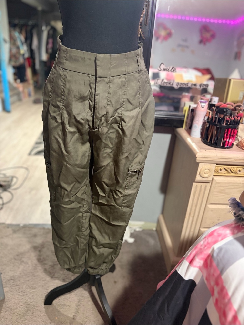 NWOT Express High Rise Paperback Cargo Joggers S/P & Free Beauty Gift Bag